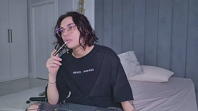 VioletAsh online show from May 2026 04:19:01 AM
