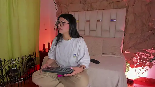 Snapshot of Jade_Nmm chatting on October 2025 12:59:02 PM Jade Nmm online show from October 2025 12:59:02 PM