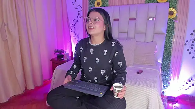 Snapshot of Jade_Nmm chatting on November 2025 01:01:02 PM Jade Nmm online show from November 2025 01:01:02 PM