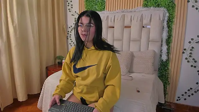 Snapshot of Jade_Nmm chatting on November 2025 01:04:01 PM Jade Nmm online show from November 2025 01:04:01 PM