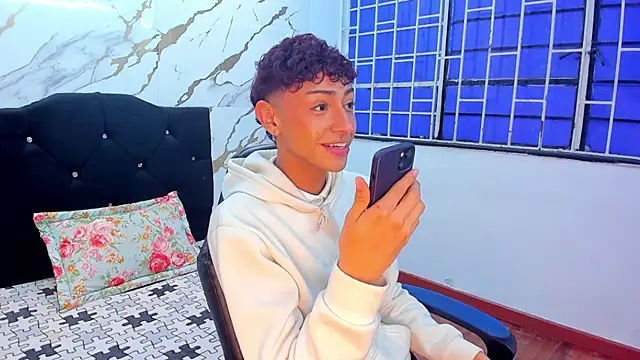 Snapshot of owen_sexy25 chatting on September 2025 10:11:01 PM owen sexy25 online show from September 2025 10:11:01 PM