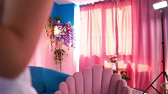 Snapshot of SaraMiretti chatting on September 2025 07:08:01 AM SaraMiretti online show from September 2025 07:08:01 AM