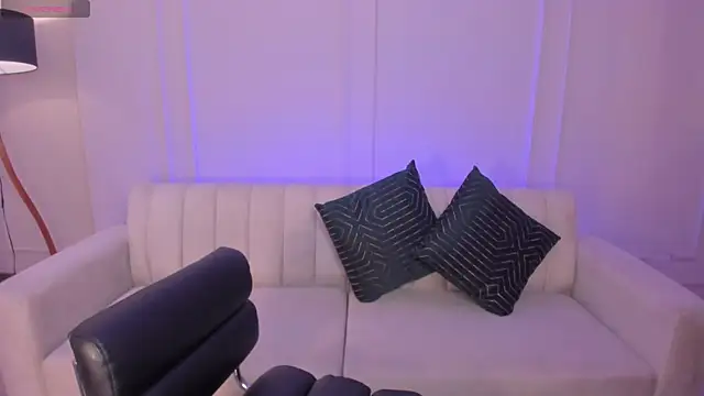 Snapshot of LeahNovac chatting on November 2025 11:23:02 AM LeahNovac online show from November 2025 11:23:02 AM