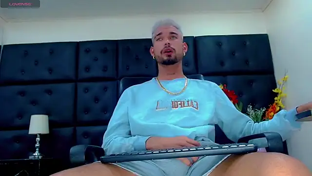 StivBigCock online show from October 2025 07:33:01 PM