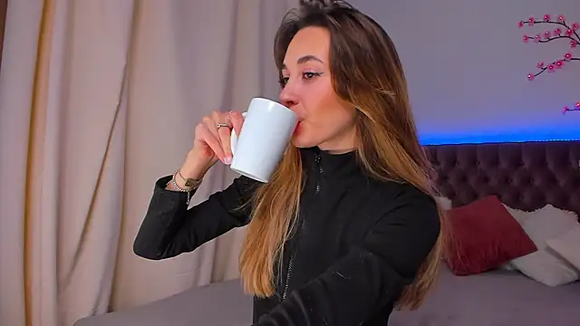 Snapshot of AlexaWilds chatting on November 2025 06:27:01 AM AlexaWilds online show from November 2025 06:27:01 AM