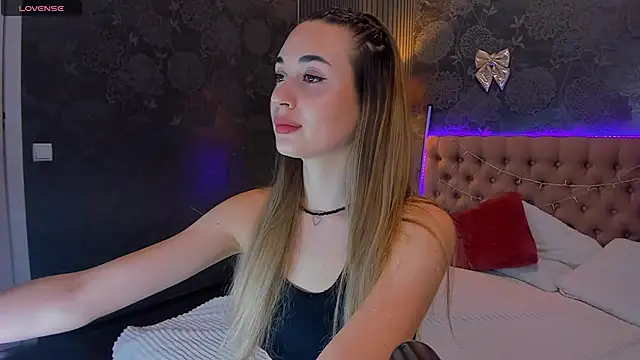 Snapshot of AlexaWilds chatting on April 2026 12:24:01 PM AlexaWilds online show from April 2026 12:24:01 PM