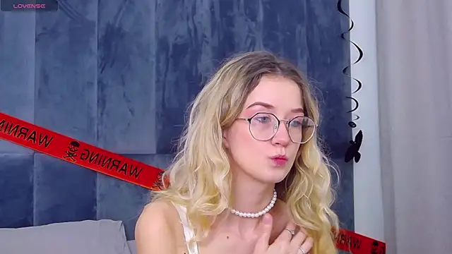 MaeLili online show from October 2025 03:42:02 AM