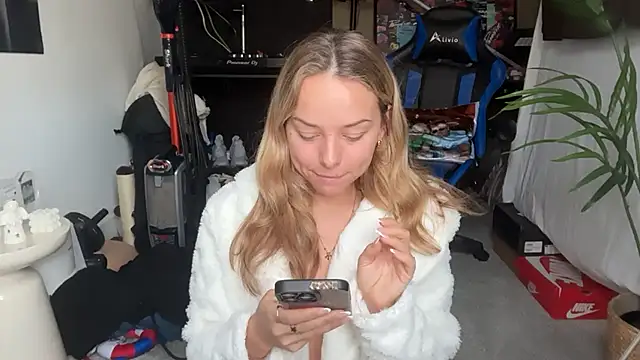 Snapshot of KayleeBella chatting on March 2026 09:04:01 AM KayleeBella online show from March 2026 09:04:01 AM