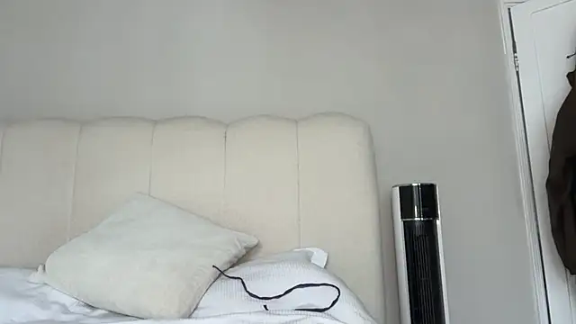 Snapshot of KayleeBella chatting on April 2026 09:51:02 AM KayleeBella online show from April 2026 09:51:02 AM