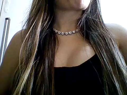 Snapshot of Yasleal chatting on April 2026 08:11:01 PM Yasleal online show from April 2026 08:11:01 PM