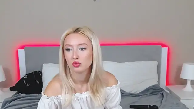 Snapshot of MarianeSun chatting on September 2025 04:12:02 AM MarianeSun online show from September 2025 04:12:02 AM