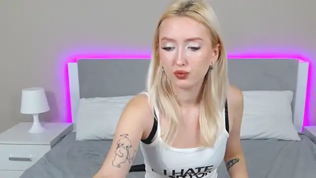 Snapshot of MarianeSun chatting on September 2025 04:12:02 AM MarianeSun online show from September 2025 04:12:02 AM