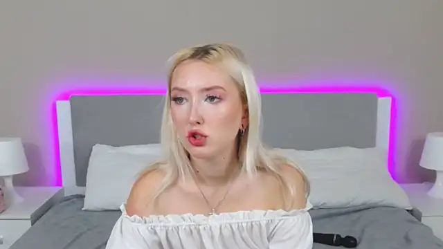 Snapshot of MarianeSun chatting on September 2025 04:02:02 AM MarianeSun online show from September 2025 04:02:02 AM