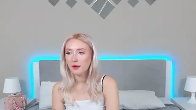 Snapshot of MarianeSun chatting on September 2025 04:03:01 AM MarianeSun online show from September 2025 04:03:01 AM