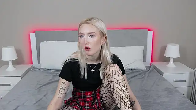 Snapshot of MarianeSun chatting on September 2025 04:03:02 AM MarianeSun online show from September 2025 04:03:02 AM