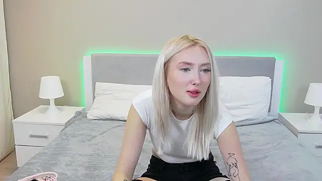 Snapshot of MarianeSun chatting on September 2025 04:05:02 AM MarianeSun online show from September 2025 04:05:02 AM