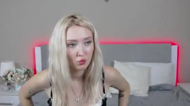 Snapshot of MarianeSun chatting on October 2025 04:09:01 AM MarianeSun online show from October 2025 04:09:01 AM