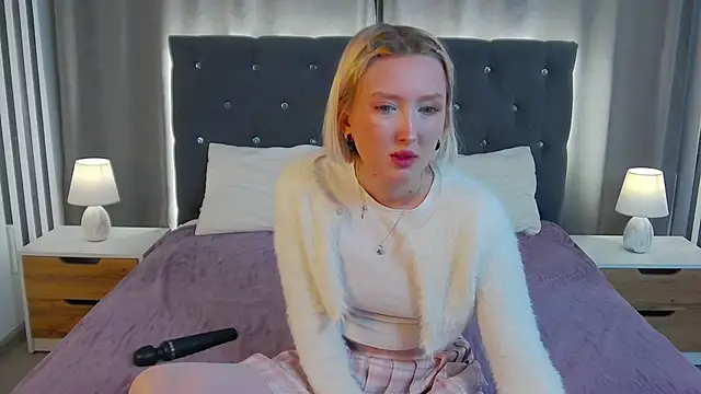 Snapshot of MarianeSun chatting on December 2025 04:09:01 AM MarianeSun online show from December 2025 04:09:01 AM