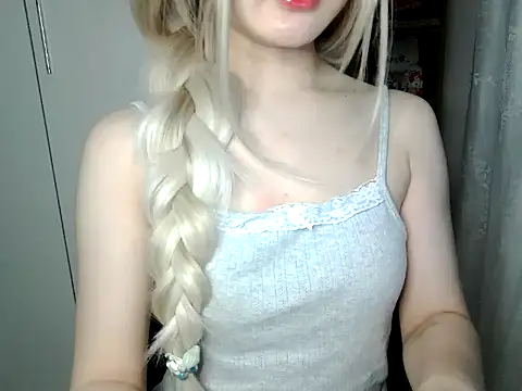 Snapshot of Annabelle-e chatting on March 2026 04:18:02 PM Annabelle-e online show from March 2026 04:18:02 PM