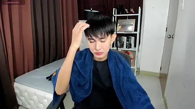 Snapshot of xxxhugecocktwinkxxx chatting on October 2025 04:37:02 PM xxxhugecocktwinkxxx online show from October 2025 04:37:02 PM