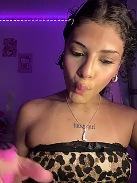 Snapshot of luluzinhax chatting on April 2026 02:10:01 AM luluzinhax online show from April 2026 02:10:01 AM