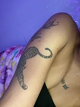 Snapshot of luluzinhax chatting on April 2026 02:25:01 AM luluzinhax online show from April 2026 02:25:01 AM