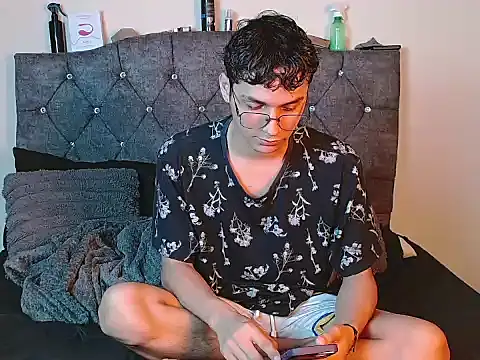 Snapshot of logan_willyams_ chatting on September 2025 10:33:02 PM logan willyams  online show from September 2025 10:33:02 PM