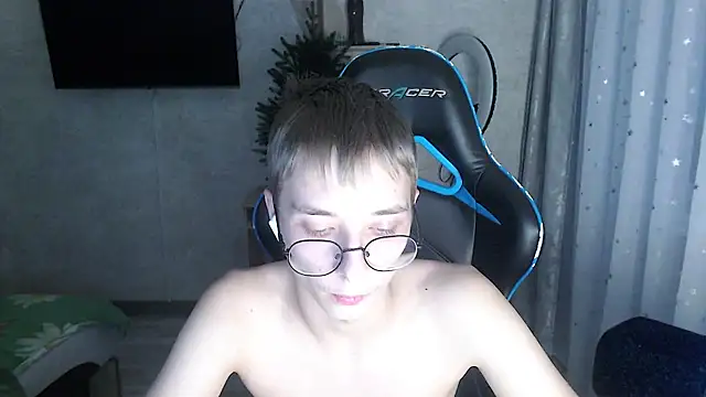 Snapshot of glasses_cat chatting on January 2026 05:44:02 AM glasses cat online show from January 2026 05:44:02 AM