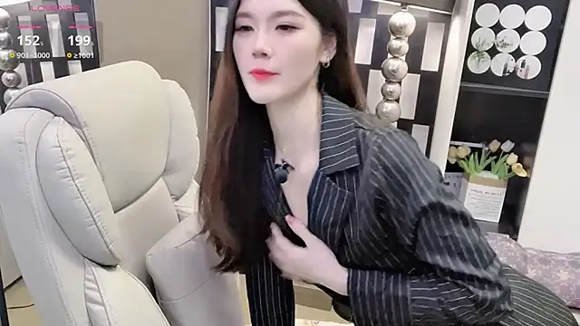 Snapshot of Yueyue-MM chatting on November 2025 02:09:01 PM Yueyue-MM online show from November 2025 02:09:01 PM