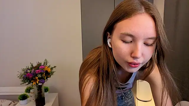 Snapshot of ElfredaTupy chatting on September 2025 06:12:02 AM ElfredaTupy online show from September 2025 06:12:02 AM