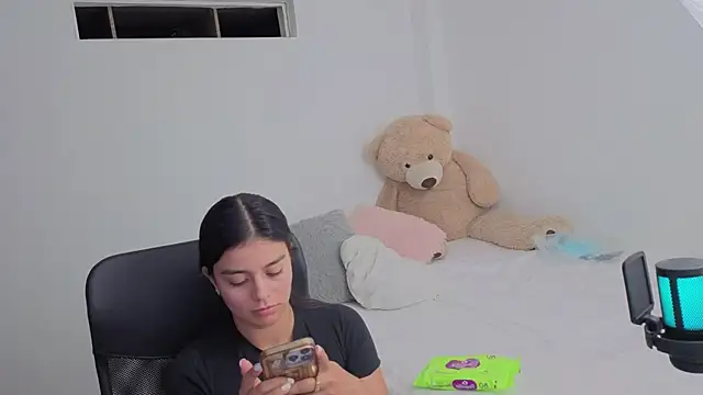 Snapshot of valerihouse chatting on March 2026 01:32:02 AM valerihouse online show from March 2026 01:32:02 AM