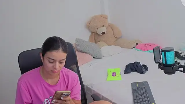 Snapshot of valerihouse chatting on March 2026 01:32:01 AM valerihouse online show from March 2026 01:32:01 AM