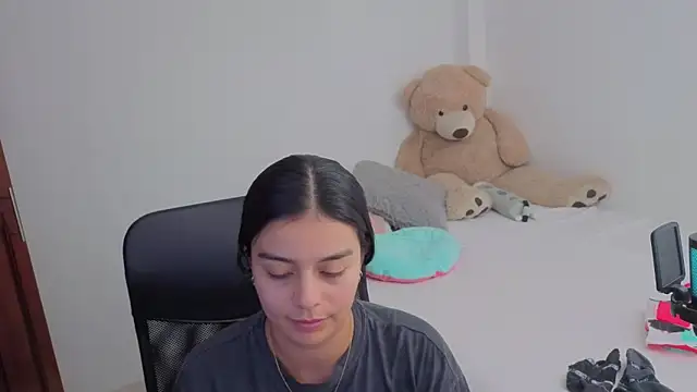 Snapshot of valerihouse chatting on April 2026 01:14:01 AM valerihouse online show from April 2026 01:14:01 AM