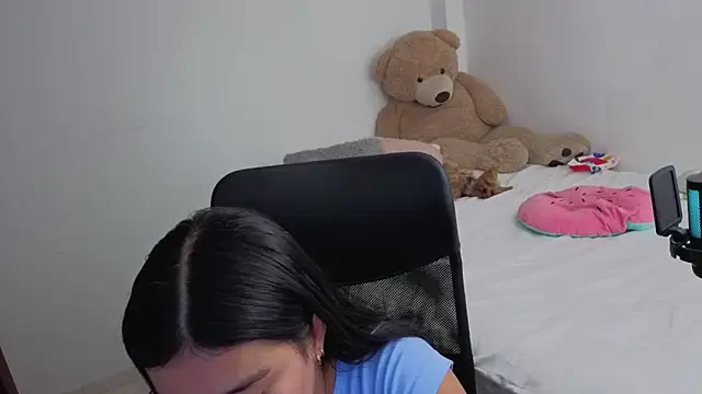 Snapshot of valerihouse chatting on April 2026 01:03:01 AM valerihouse online show from April 2026 01:03:01 AM