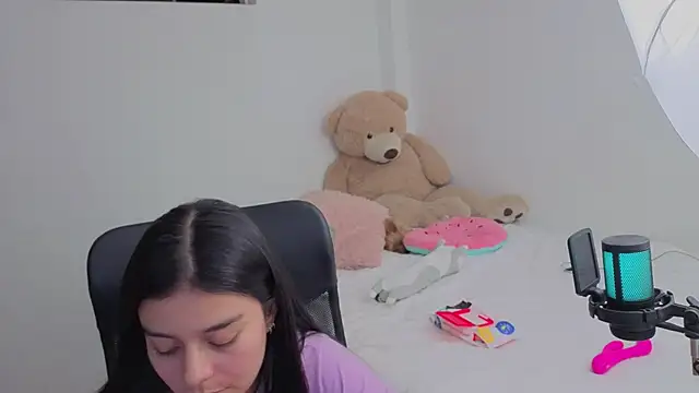 Snapshot of valerihouse chatting on April 2026 01:06:02 AM valerihouse online show from April 2026 01:06:02 AM