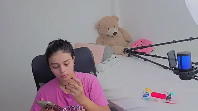 Snapshot of valerihouse chatting on April 2026 01:33:01 AM valerihouse online show from April 2026 01:33:01 AM