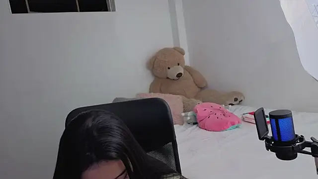 Snapshot of valerihouse chatting on April 2026 12:48:01 AM valerihouse online show from April 2026 12:48:01 AM