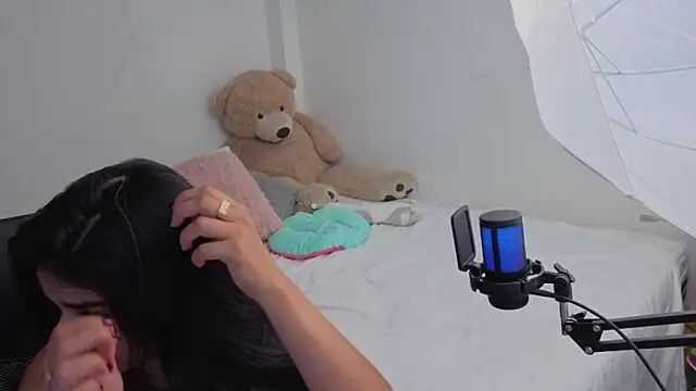 Snapshot of valerihouse chatting on April 2026 01:11:02 AM valerihouse online show from April 2026 01:11:02 AM