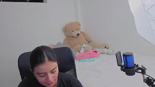 Snapshot of valerihouse chatting on April 2026 01:50:01 AM valerihouse online show from April 2026 01:50:01 AM