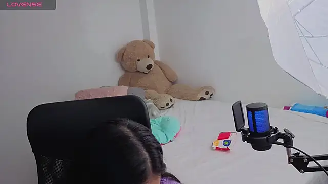 Snapshot of valerihouse chatting on April 2026 01:30:01 AM valerihouse online show from April 2026 01:30:01 AM