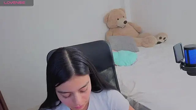 Snapshot of valerihouse chatting on April 2026 02:02:01 AM valerihouse online show from April 2026 02:02:01 AM