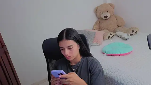 Snapshot of valerihouse chatting on April 2026 01:30:01 AM valerihouse online show from April 2026 01:30:01 AM