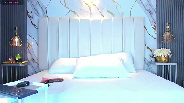 AariaLove online show from November 2025 05:00:02 PM