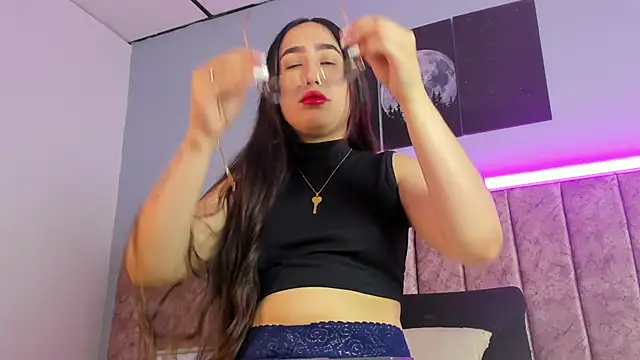 Niicolle Evanss online show from November 2025 05:39:01 PM