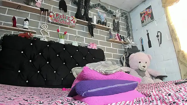 Snapshot of CharlotteBrowm chatting on December 2025 06:17:01 PM CharlotteBrowm online show from December 2025 06:17:01 PM