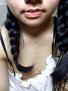 Viviann08 online show from April 2026 04:40:01 PM