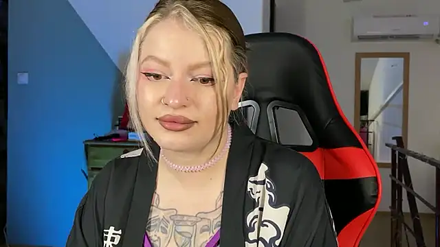 Snapshot of Mia_Kamp chatting on September 2025 03:35:02 PM Mia Kamp online show from September 2025 03:35:02 PM