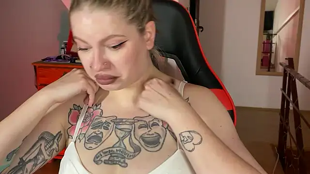 Snapshot of Mia_Kamp chatting on October 2025 06:42:02 PM Mia Kamp online show from October 2025 06:42:02 PM