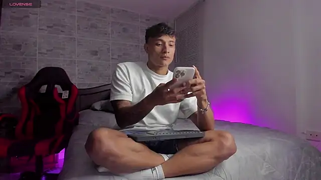 Snapshot of DavisFirb chatting on December 2025 02:49:01 AM DavisFirb online show from December 2025 02:49:01 AM