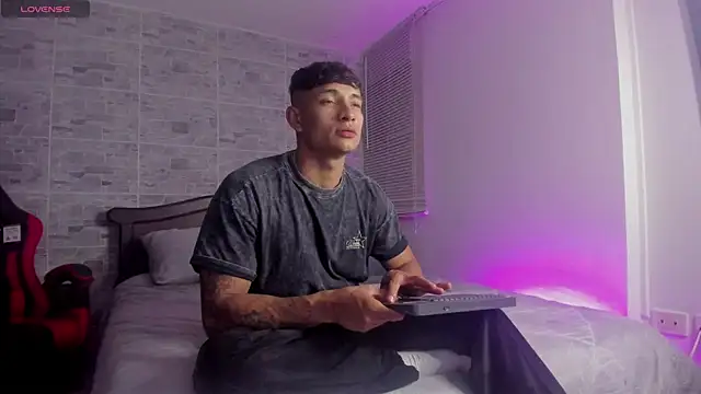 Snapshot of DavisFirb chatting on December 2025 02:31:01 AM DavisFirb online show from December 2025 02:31:01 AM